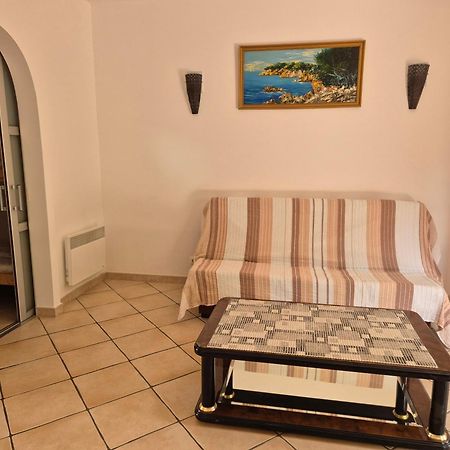 Joli Appartement Climatise Avec Terrasse A Moin 10 Minutes A Pieds De La Plage Calvi  Eksteriør billede